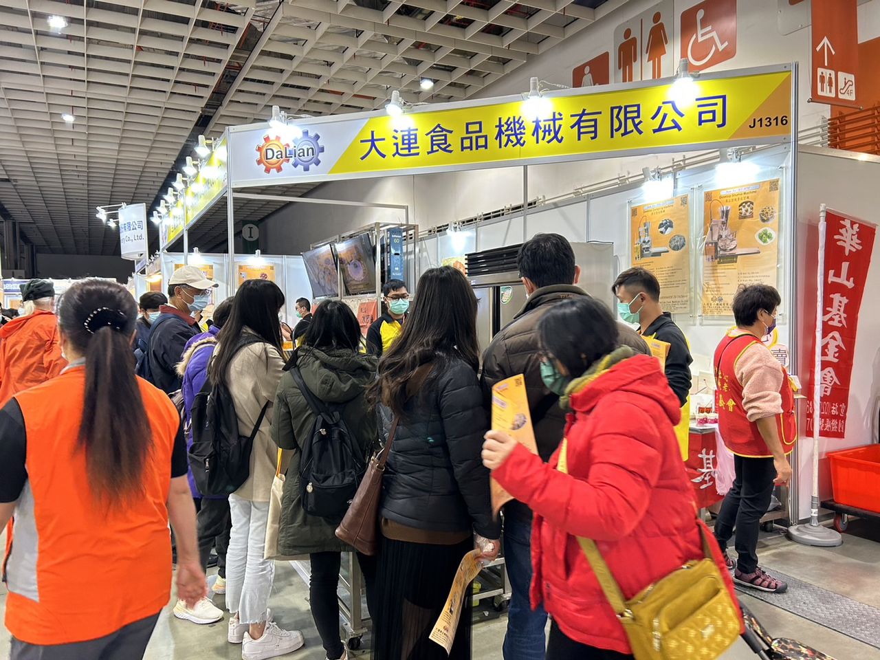 2023 烘焙展・參觀者聚在大連食品攤位前