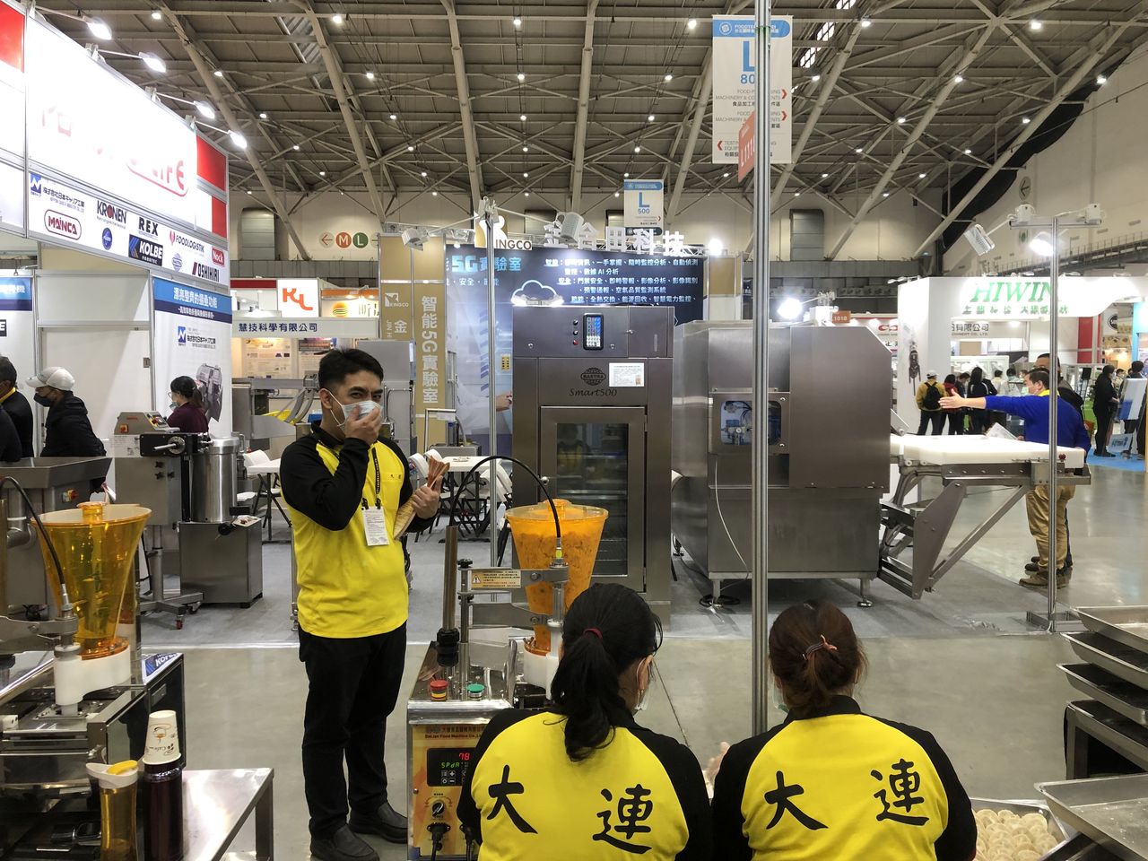 往年展場・工作人員介紹機器